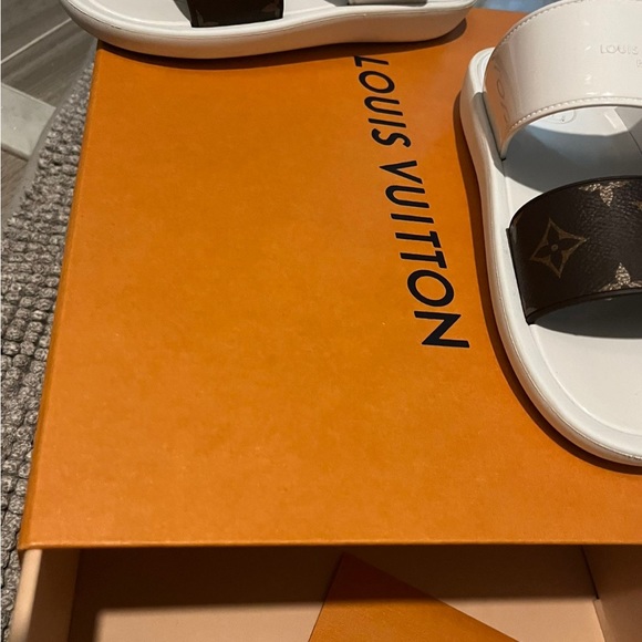 Louis Vuitton Sandals |SLIDES Authentic - Picture 2 of 12